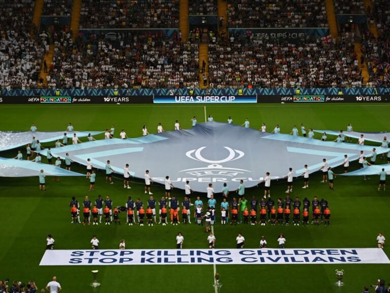 UEFA Ontplooit Banners met Gaza-berichten na Palestijnse Eerbetoon Controverse