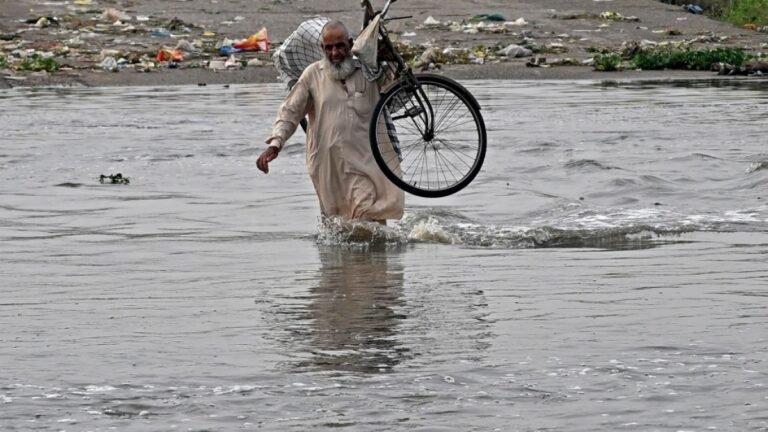 Verwoestende moessonregens in Pakistan eisten meer dan 20 levens, waaronder 10 in Karachi
