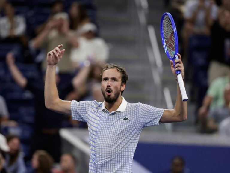 Voormalig nummer 1 Medvedev reageert fel na mediablunder tijdens verlies op US Open