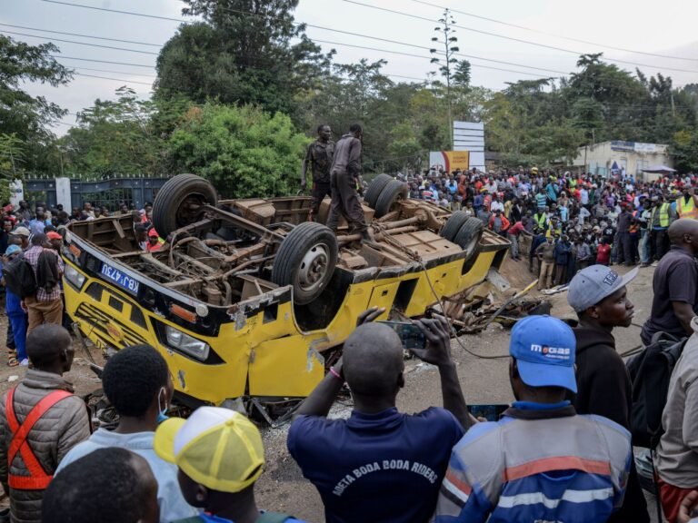 Vrachtwagen met rouwenden kantelt in Kenia, 25 doden gevallen