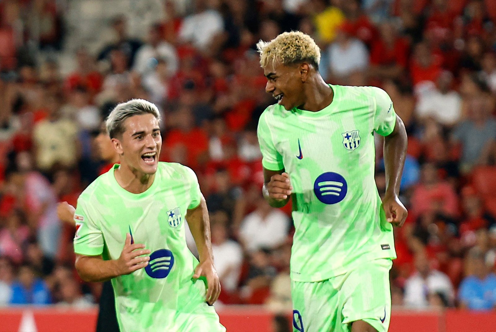 Yamal en Raphinha zorgen voor overwinning van Barcelona in opening La Liga tegen negen-man Mallorca