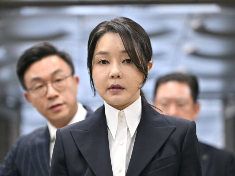 Zuid-Korea vervolgt voormalige first lady voor omkoping en ex-premier wegens de staat van beleg