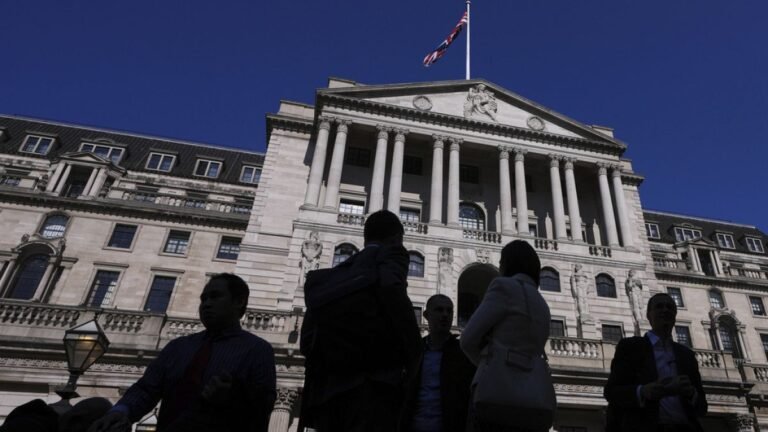 Bank of Engeland handhaaft hoofd-rente in het VK op 4% terwijl inflatie boven doel blijft