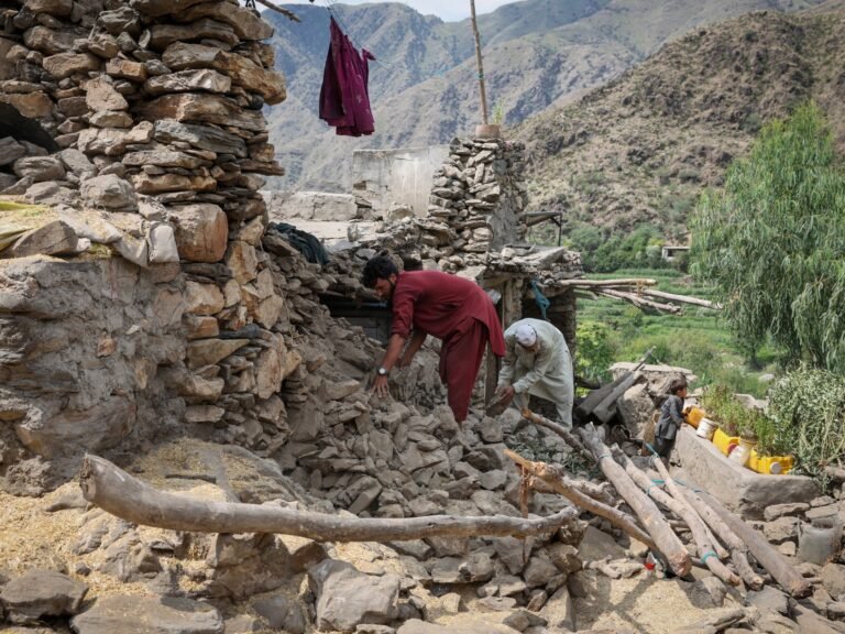 Foto's: Reddingsteams strijden om overlevenden te bereiken na aardbeving in Afghanistan