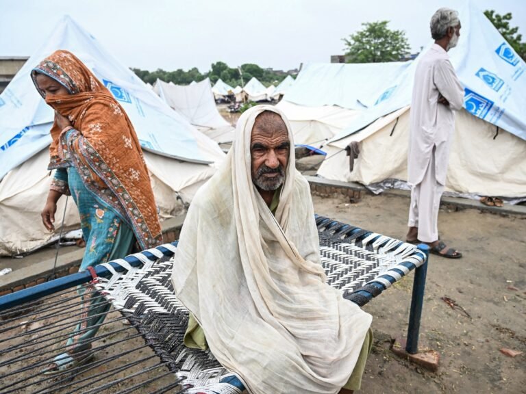 Foto's: Vijfhonderdduizend evacuees door overstromingen in het oosten van Pakistan
