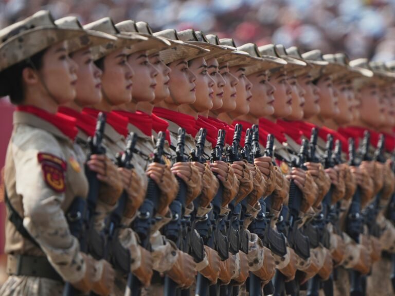 Foto's: Xi Jinping leidt parade in Beijing die de militaire macht van China toont