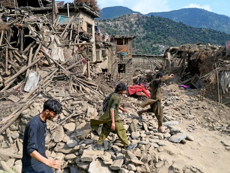 Foto's: Zoektocht naar overlevenden na dodelijke aardbeving in Afghanistan
