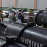 Kim Jong Un van Noord-Korea inspecteert nieuwe productielijn voor raketten