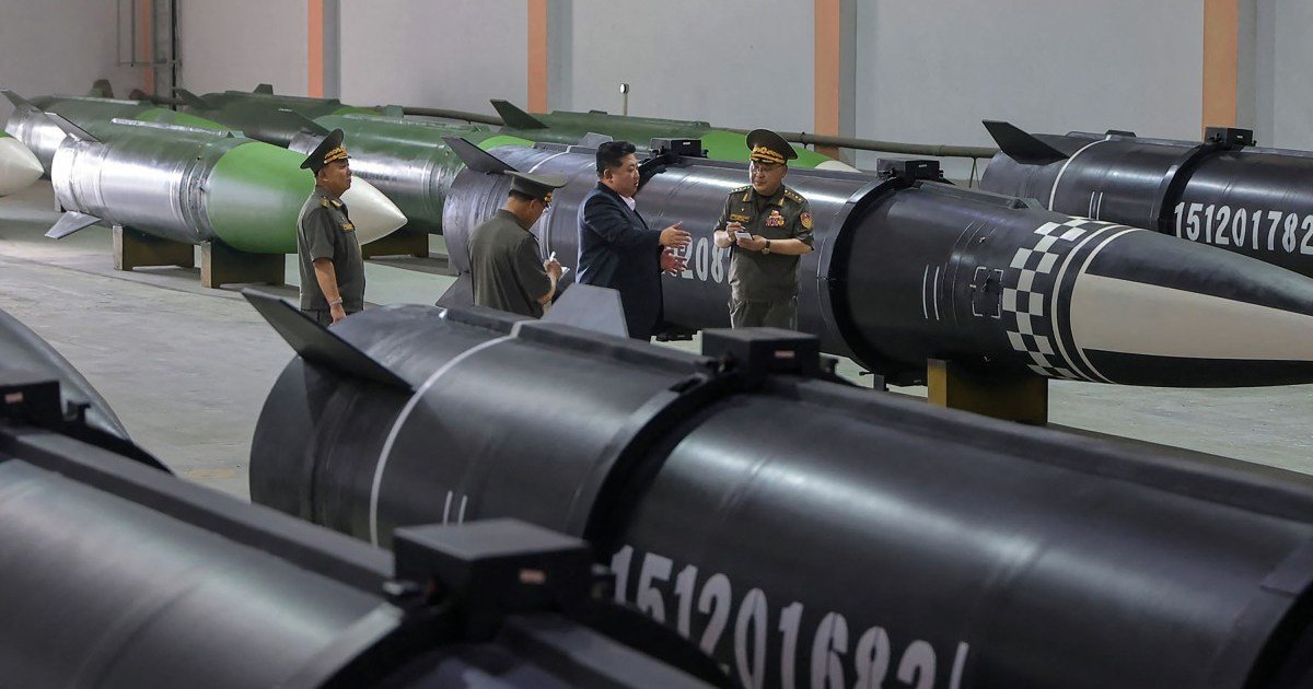 Kim Jong Un van Noord-Korea inspecteert nieuwe productielijn voor raketten