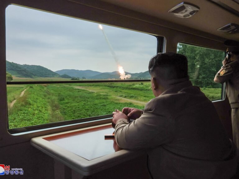 Kim Jong Un van Noord-Korea kondigt belangrijke test van nieuwe ICBM-raketmotor aan