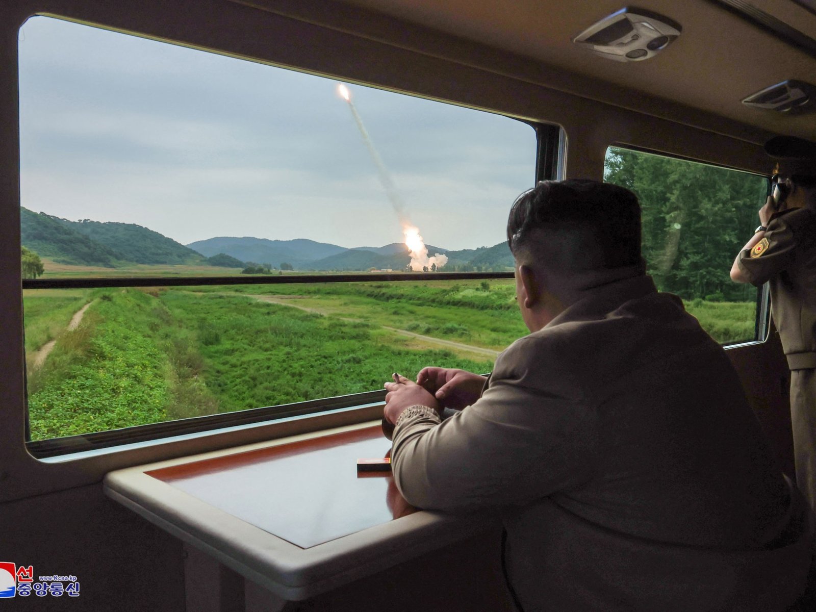 Kim Jong Un van Noord-Korea kondigt belangrijke test van nieuwe ICBM-raketmotor aan
