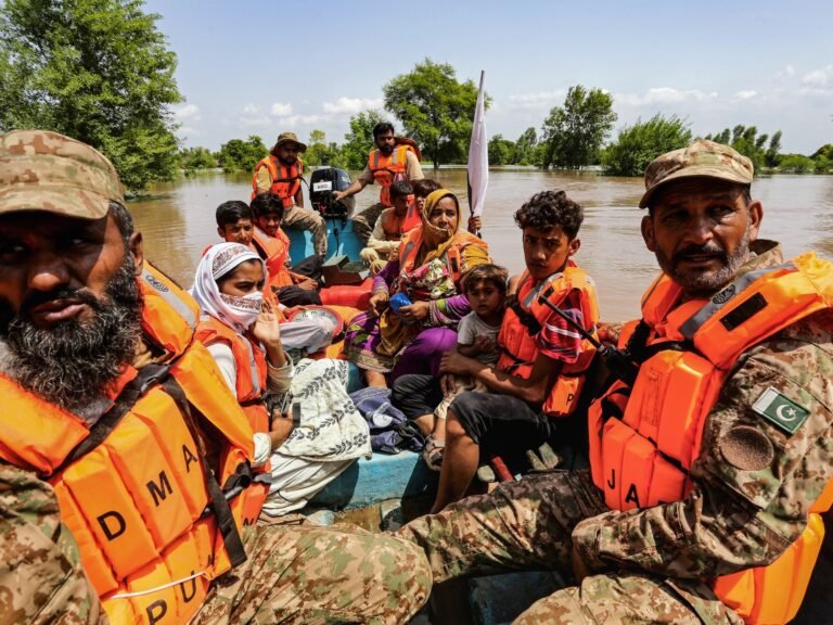Massale evacuaties in het overstromende Punjab van Pakistan bereiken 300.000 binnen 48 uur