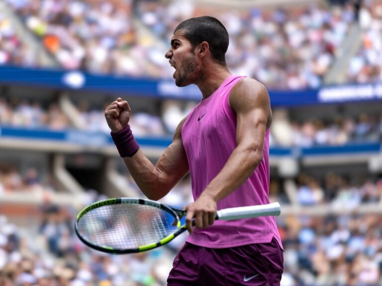 Nummer 2 geplaatste Carlos Alcaraz bereikt moeiteloos de halve finale van de US Open tegen Jiri Lehecka