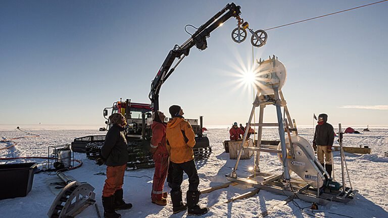 Sterke getijden versnellen het smelten van Antarctische ijsschotsen