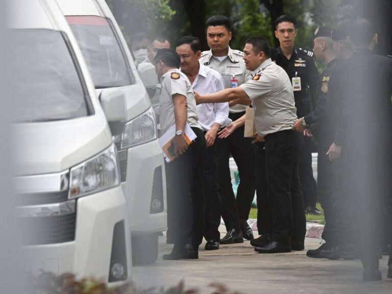 Thaise rechtbank oordeelt dat ex-premier Thaksin Shinawatra een jaar gevangenisstraf moet uitzitten