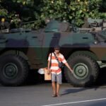 Vrouwenorganisaties verzamelen zich voor het parlement in Indonesië te midden van protesten