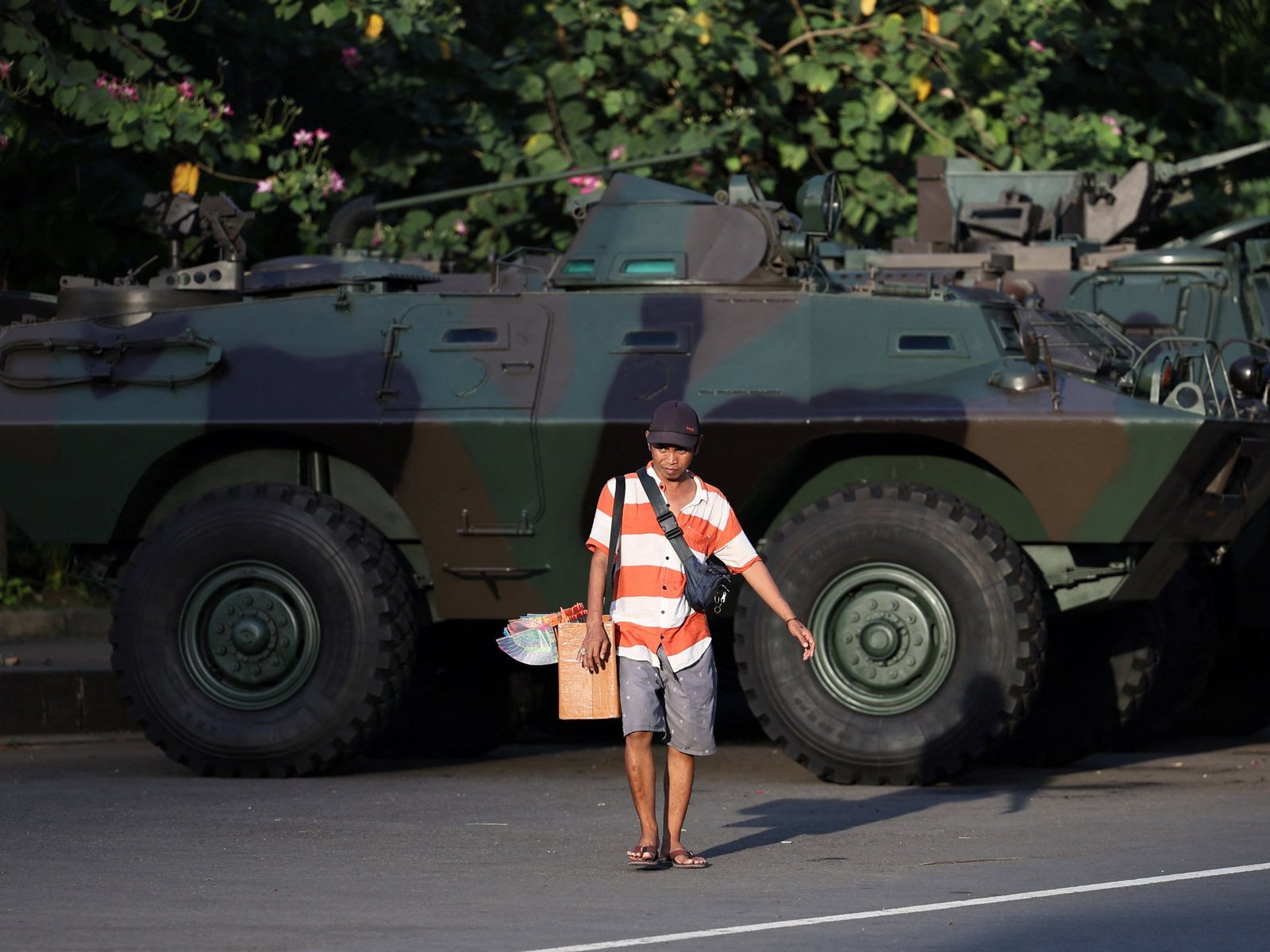 Vrouwenorganisaties verzamelen zich voor het parlement in Indonesië te midden van protesten