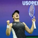 ‘Ik ben geen machine’: Sinner en Swiatek vechten terug en bereiken de laatste 16 van de US Open