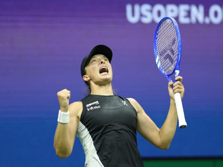 ‘Ik ben geen machine’: Sinner en Swiatek vechten terug en bereiken de laatste 16 van de US Open