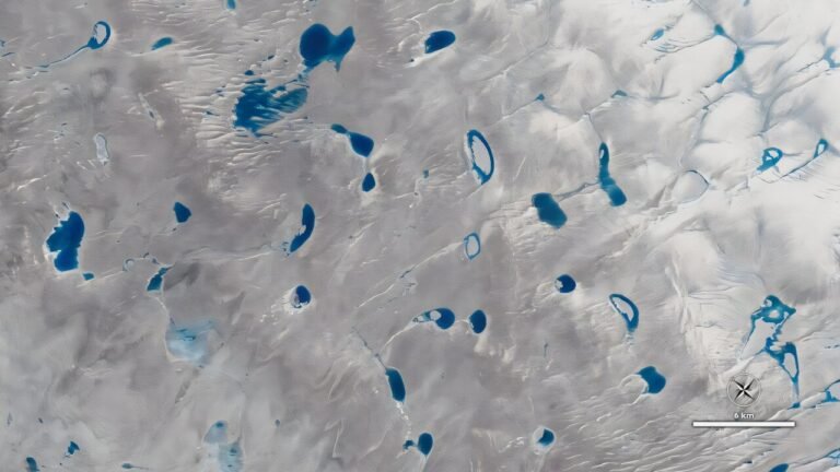 De Toekomst van het Antarctische IJs: Nieuwe Studie Onthult de Wiskunde van Smeltwatermeren
