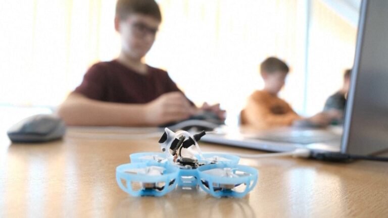 Litouwse Kinderen Leren Drones Bouwen, Programmeren en Vliegen in Naschoolse Cursus