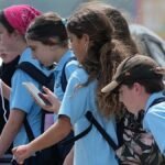 Australië onder-16 sociale media verbod: Een maand na de invoering van de wet - Hoe verloopt het?