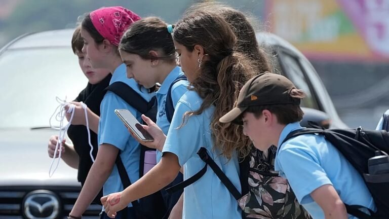 Australië onder-16 sociale media verbod: Een maand na de invoering van de wet - Hoe verloopt het?