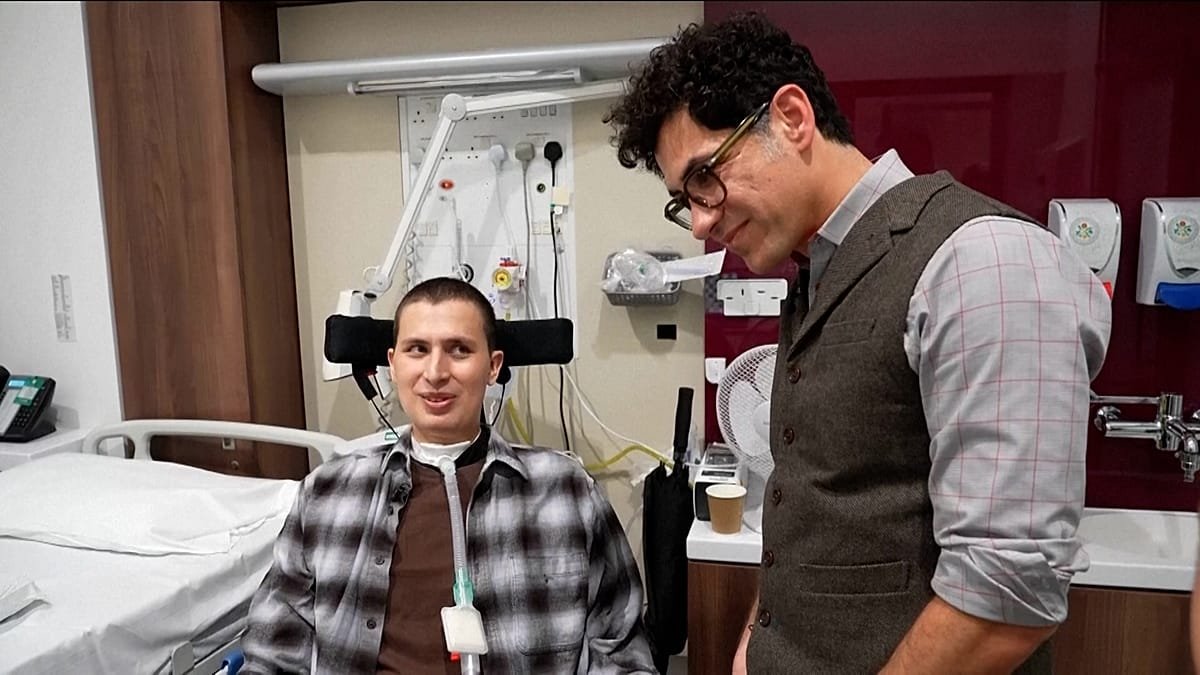 Verlamde Britse student bedient computer met gedachten dankzij Elon Musk's Neuralink-breinimplantaat