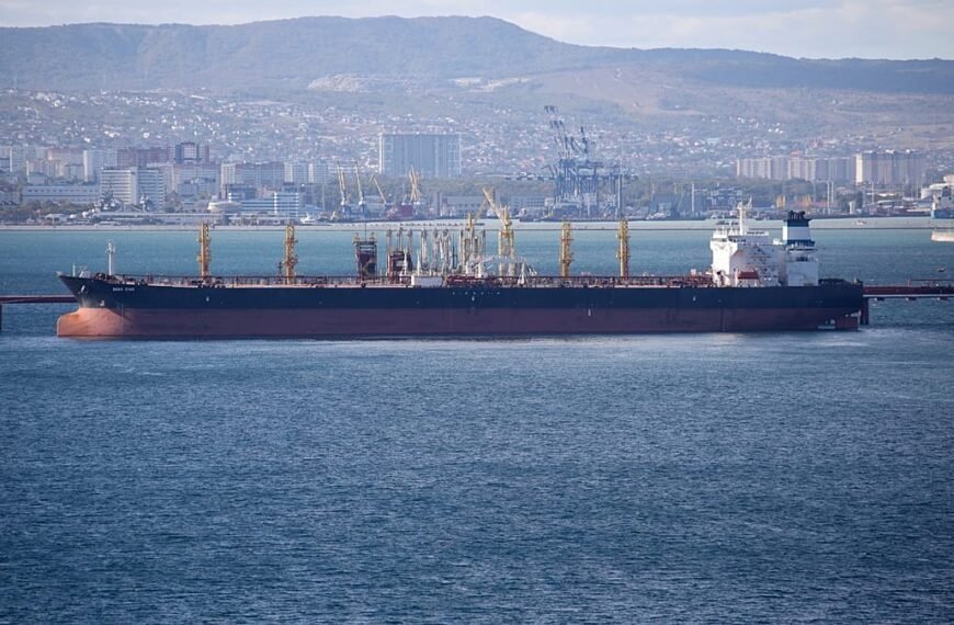 Russische olie-inkomsten dalen door sancties, met negatieve impact op de economie