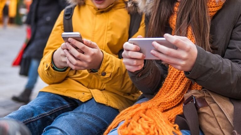 Veiliger Internet Dag: Hoe ouders kinderen kunnen beschermen zonder sociale media te verbannen