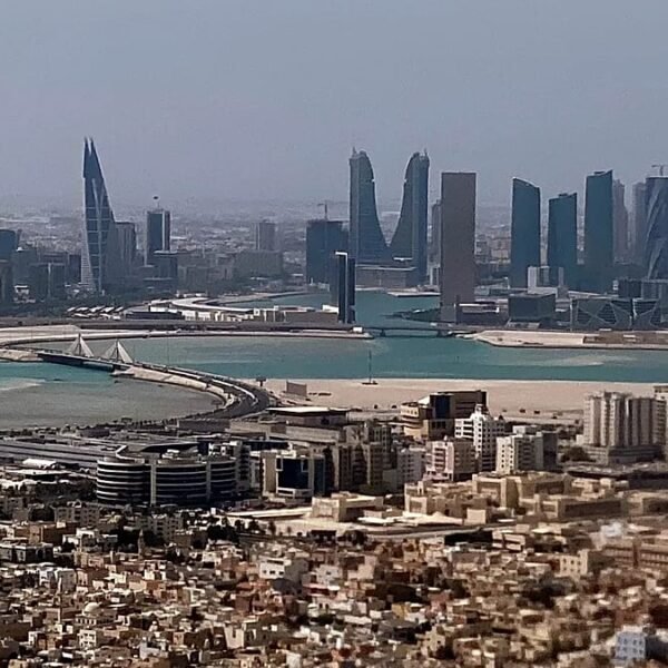 Bapco Verklaart Overmacht Terwijl Iran’s Enige Raffinaderij in Bahrein In Vlammen Opgaat