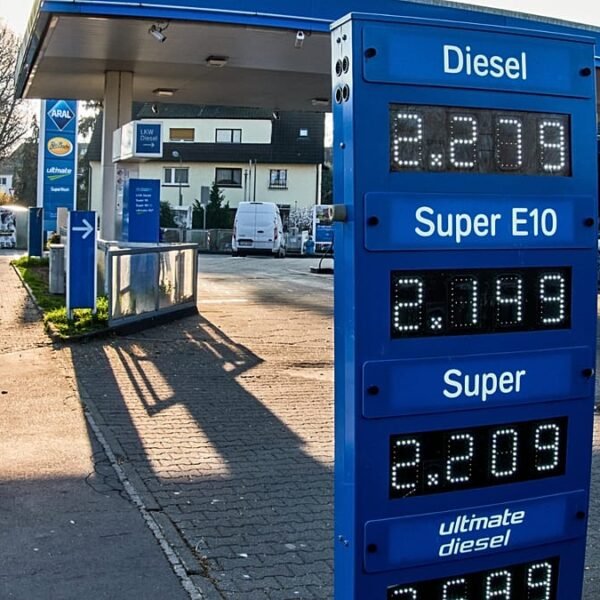 Iran Oil Shock: Wie Betaalt de Hoogste Brandstofbelasting in Europa?