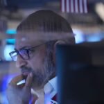 Markten dalen terwijl olieprijzen stijgen boven de $100 door zorgen over conflict in het Midden-Oosten