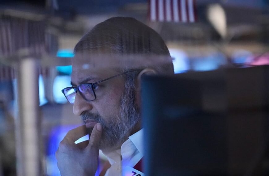 Markten dalen terwijl olieprijzen stijgen boven de $100 door zorgen over conflict in het Midden-Oosten