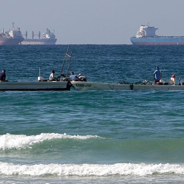 Opnieuw olietanker getroffen door droneboot te Midden-Oosten: Spanningen in Straat van Hormuz nemen toe