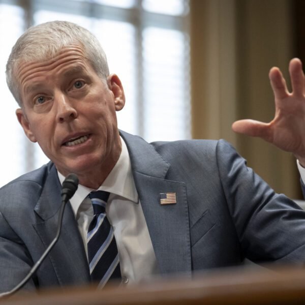 Trump-regering roept noodpowers in om olie-exploitatie langs de kust van Californië te herstarten