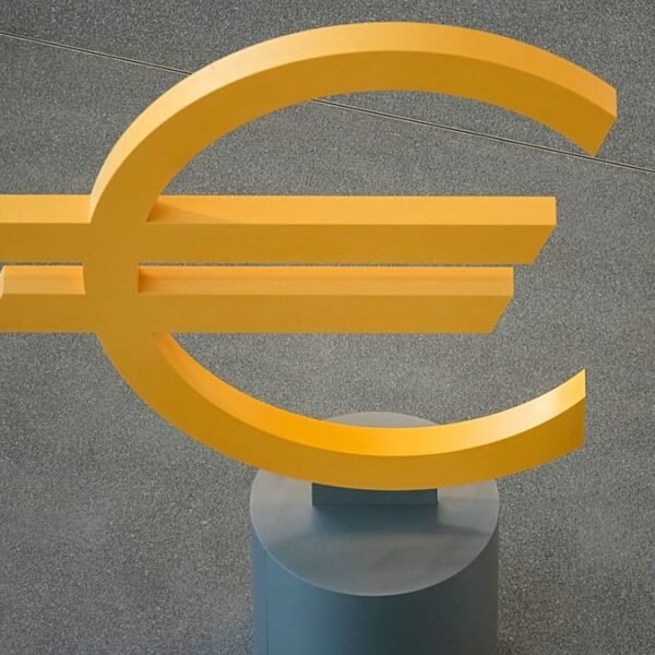 ECB Handhaaft Rente op 2% Te midden van Stijgende Inflatie en Vertraging van de Groei&hellip;