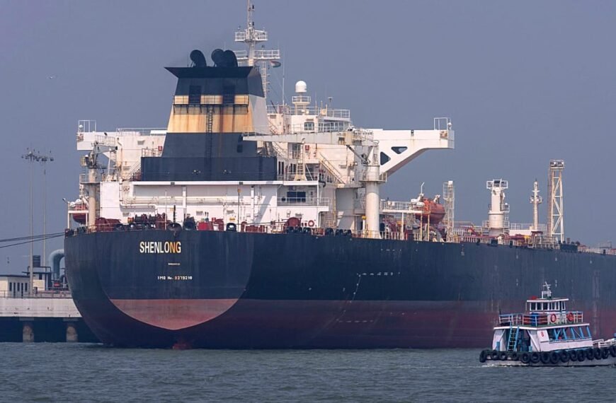 Griekse en Liberiaanse schepen voor het eerst door Straat van Hormuz sinds het bestand