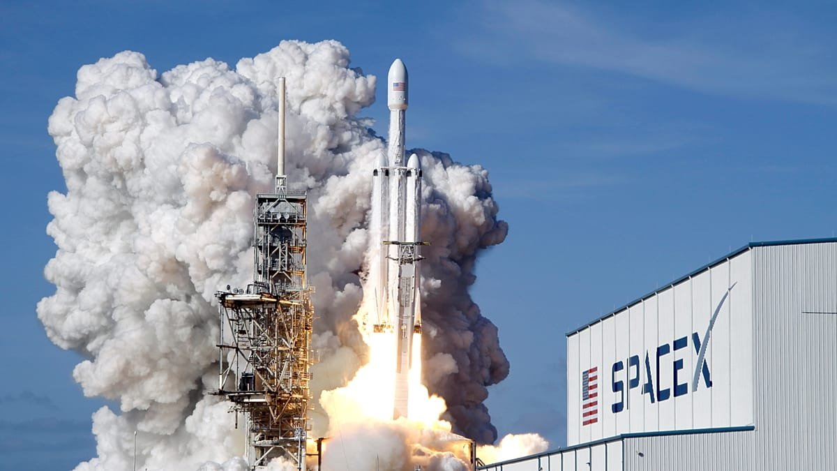 Musk's Weg naar $1 Trillion: SpaceX Dien Voorbereidingen voor IPO, Volgens Rapporten