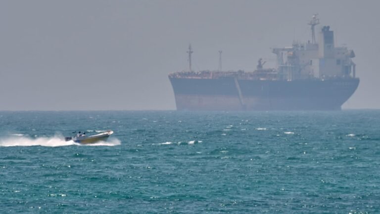 Oliefutures stijgen tijdelijk boven $126 per vat door verscherping van de oorlog in Iran