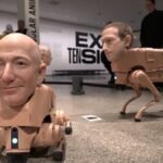 Robot Honden met Gezicht van Elon Musk en Bezos Creëren AI Kunst in Berlijns Museum