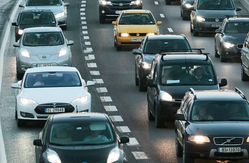 Verkoop van elektrische voertuigen in de EU stijgt met bijna 50% in maart door energie-angst door oorlog in Iran