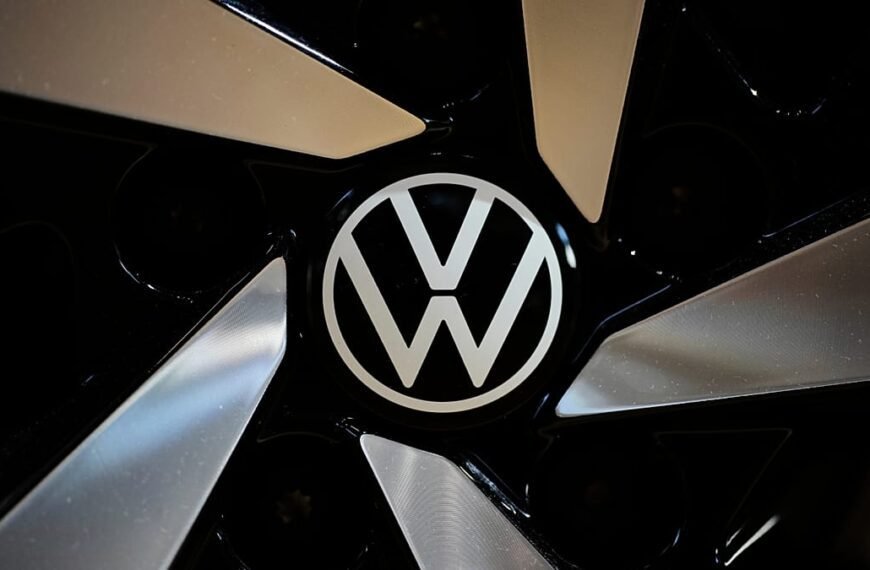 Volkswagen-winst daalt terwijl autofabrikant verdere kostenbesparingen aankondigt