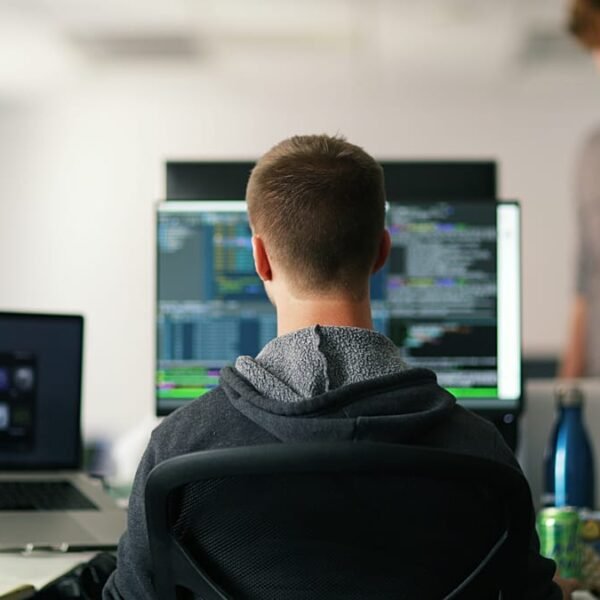 AI Biedoorlogen: Het Talent dat Rijk Wordt Terwijl Grote Techbedrijven Strijden