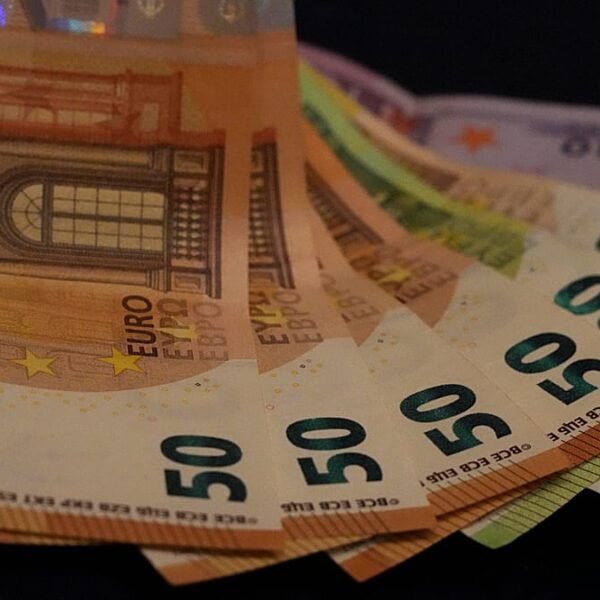 Hoeveel blijft er over van een salaris van €100.000 na belasting in Europa?