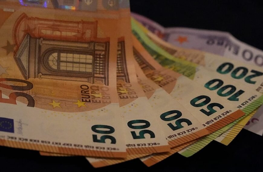 Hoeveel blijft er over van een salaris van €100.000 na belasting in Europa?