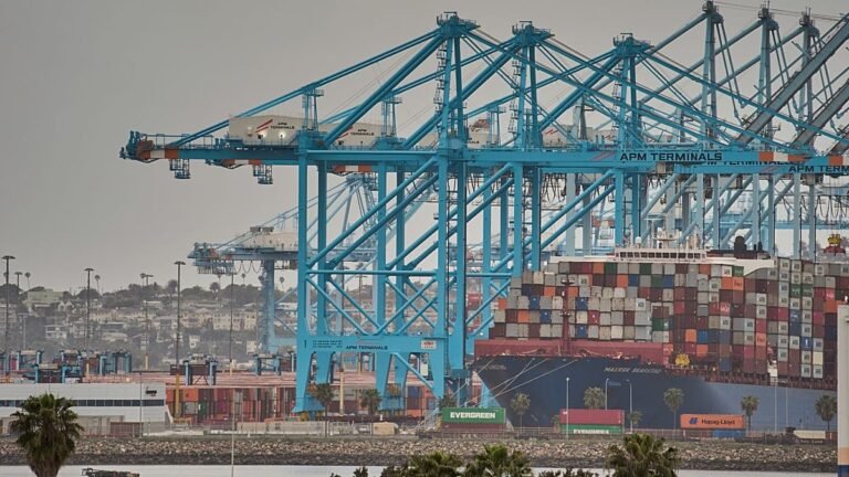 Maersk ziet winst scherp dalen, maar handhaaft voorspelling ondanks onzekerheid rond Hormuz