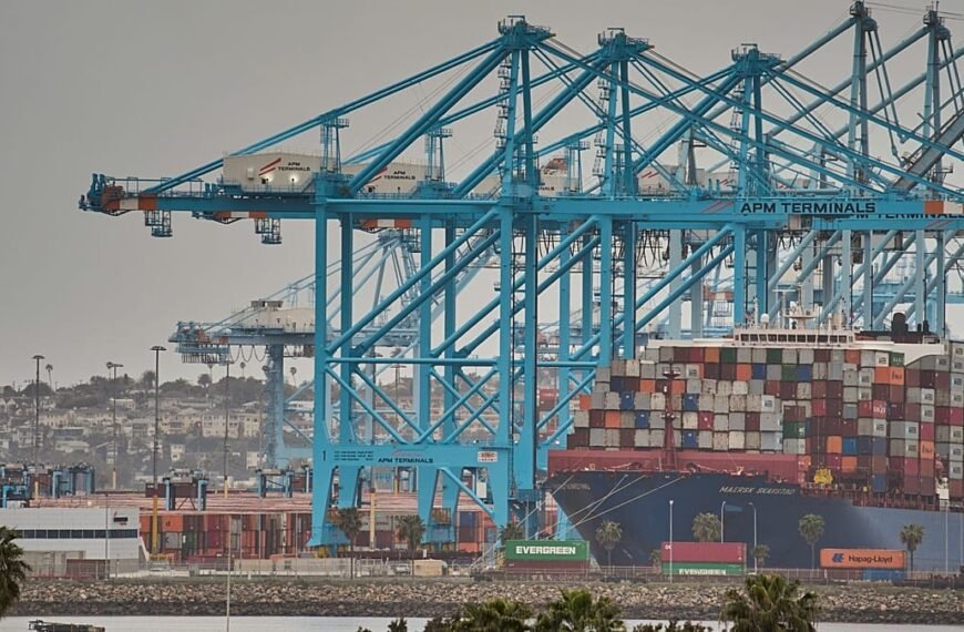 Maersk ziet winst scherp dalen, maar handhaaft voorspelling ondanks onzekerheid rond Hormuz