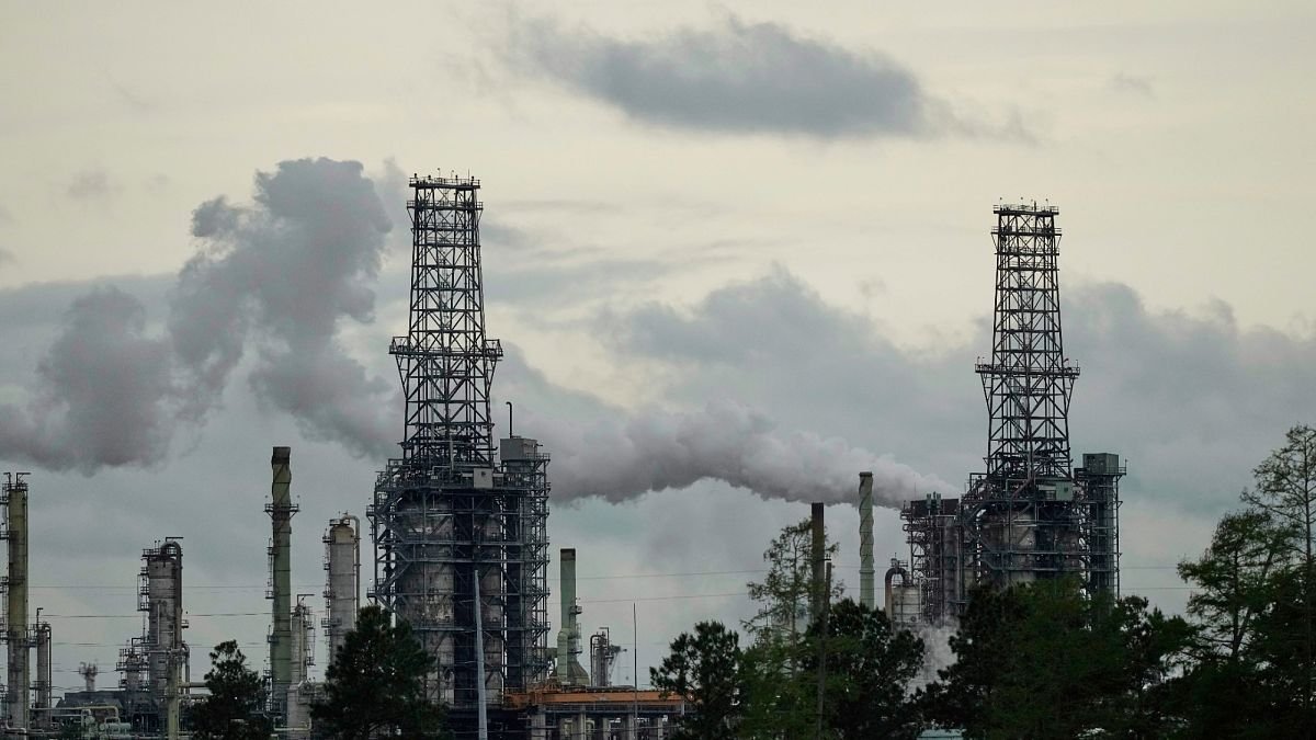 Oliewaarden dalen terwijl Trump belooft schepen te helpen de Straat van Hormuz te verlaten